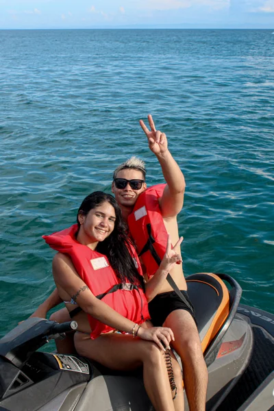 moto de agua en pareja en la boat party