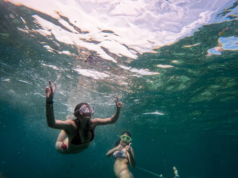 chicas haciendo snorkel en el farallon