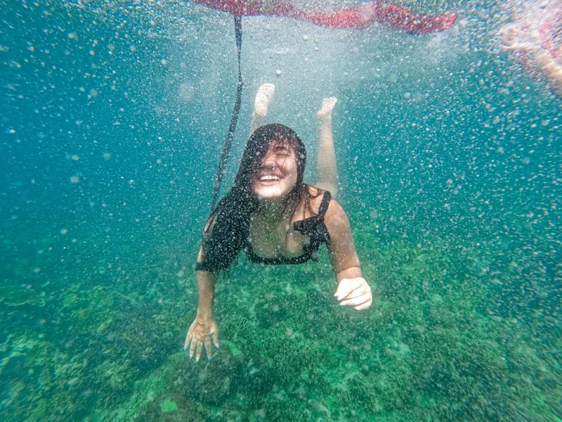 sonrriendo bajo el agua, haciendo snorkel en el farallon