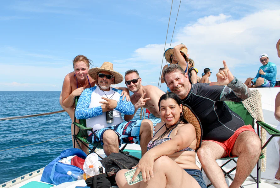 grupo de amigos en la boat party