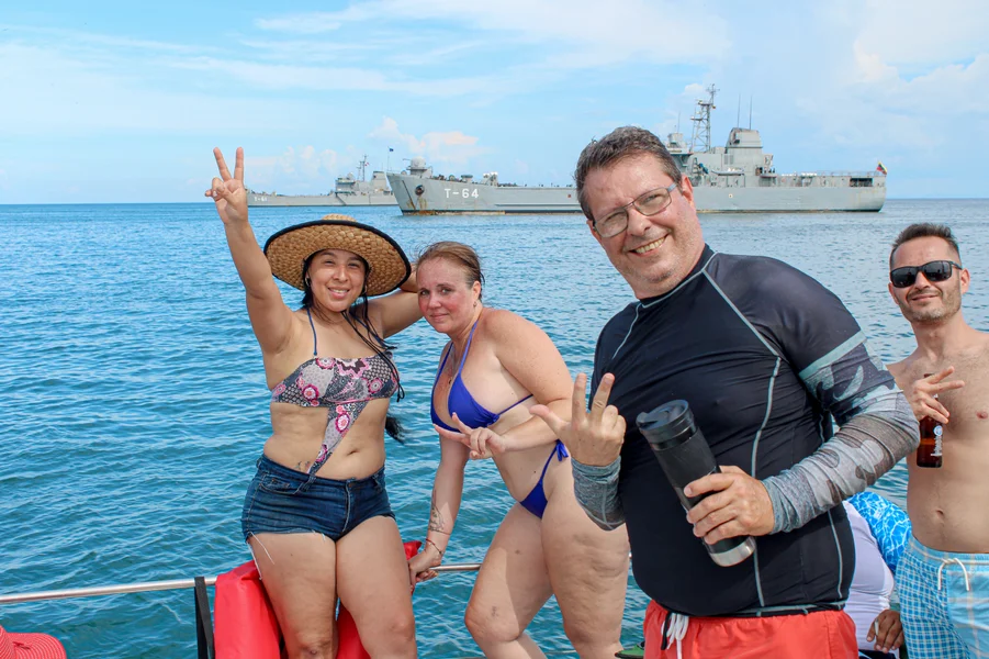 grupo de amigos en la boat party